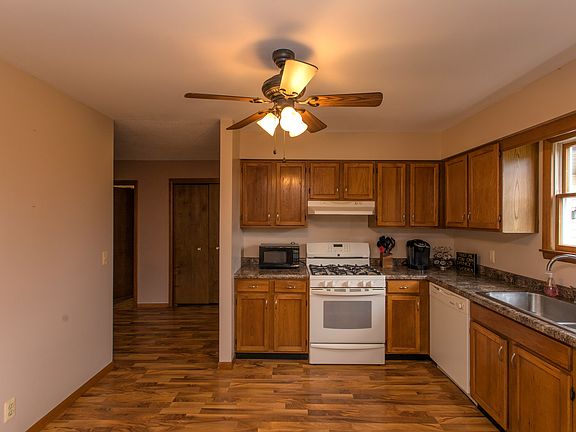 3rd image of 719 Fournie St