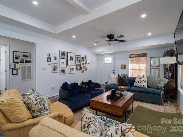913 Stowe Dr, Lowell, NC 28098