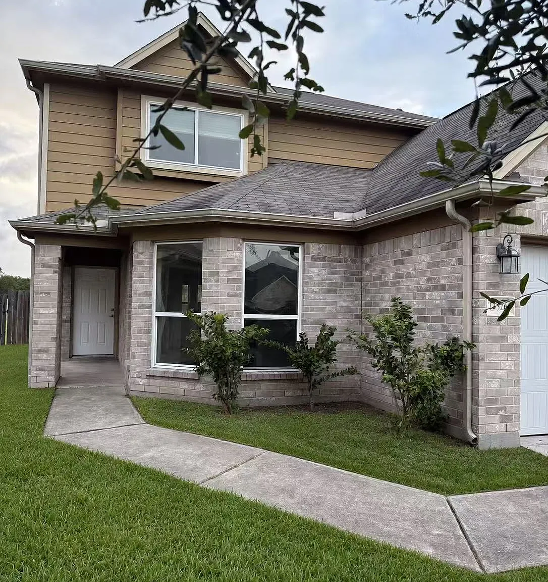 4 bed, 2.5 bath, 2258 sqft, $2,390 — Photo 2