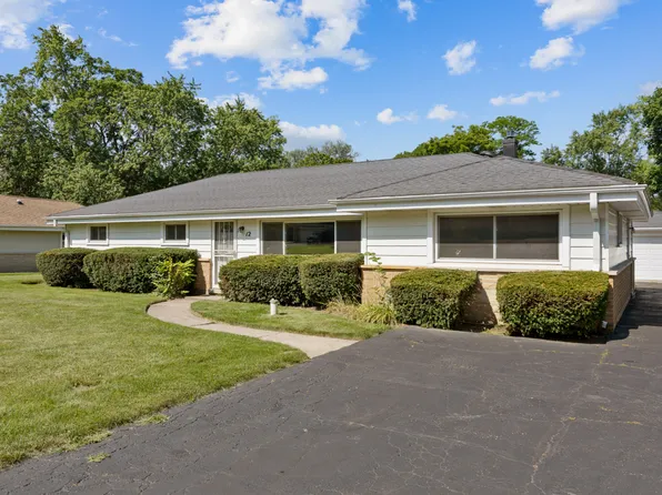 12 E Elaine Cir, Prospect Heights, IL 60070