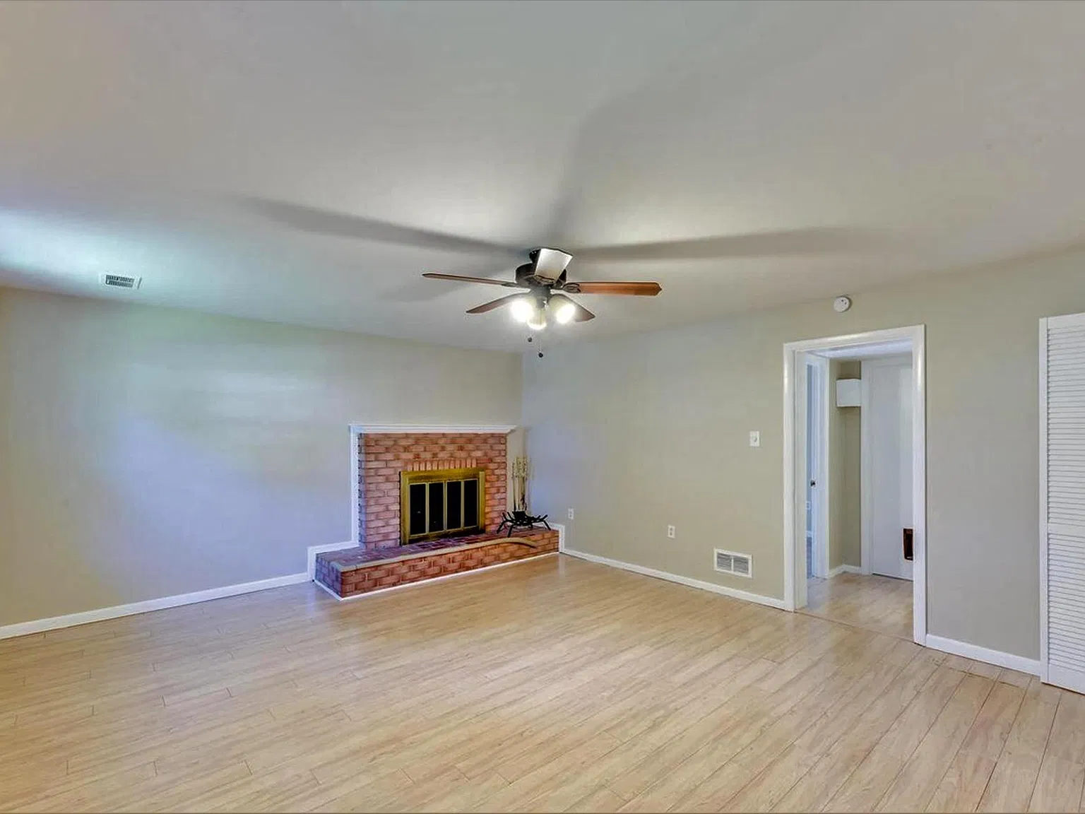 5 bed, 2.5 bath, 2162 sqft, $3,600 — Photo 4