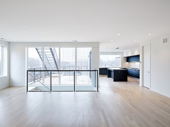 4th image of 530 W Dickens Ave #401