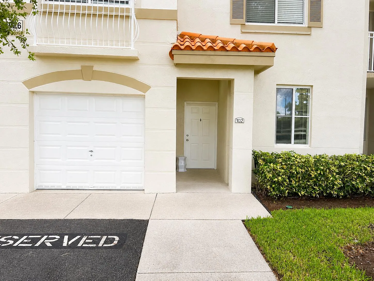 1 bed, 1.0 bath, 1051 sqft, $2,400 — Photo 2