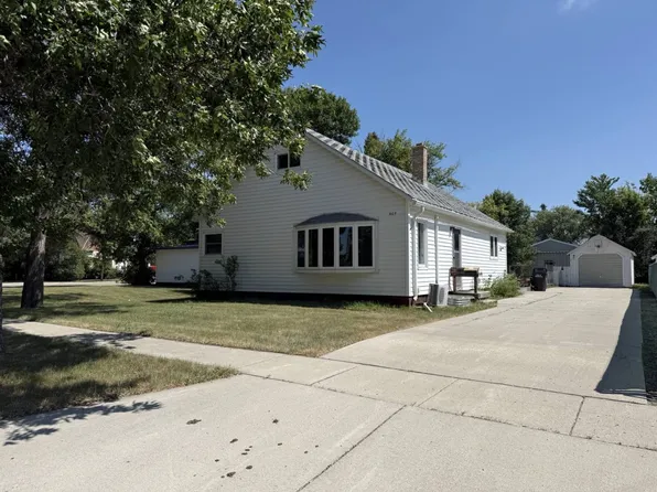 405 Ohmer St, Bottineau, ND 58318