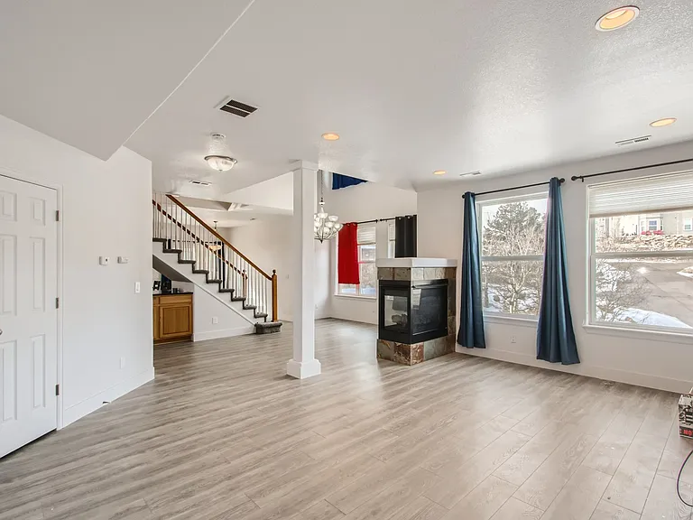799 Martin Dr — Photo 4