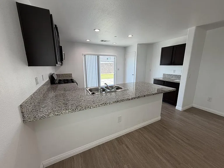 505 Cindy Ct — Photo 3