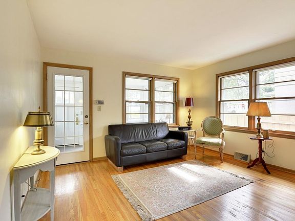 4th image of 275 Sidney St W