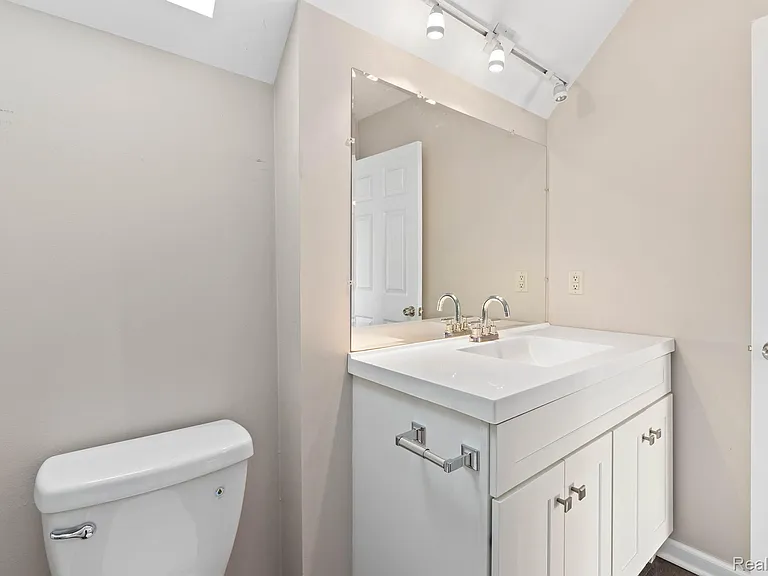 890 Lothrop Rd — Photo 19