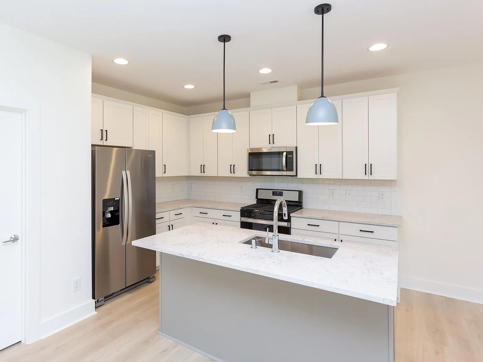 4 bed, 2000 sqft, $4,100 — Photo 3