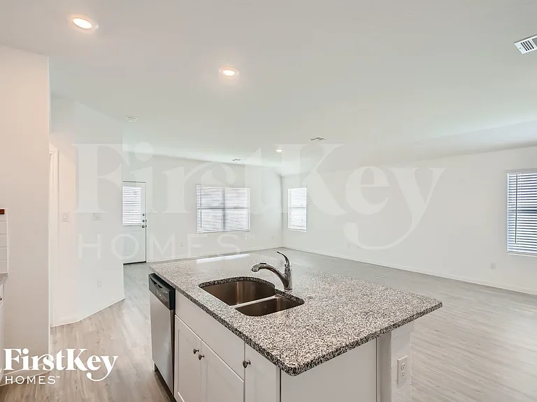 1204 Treehouse Ln — Photo 14