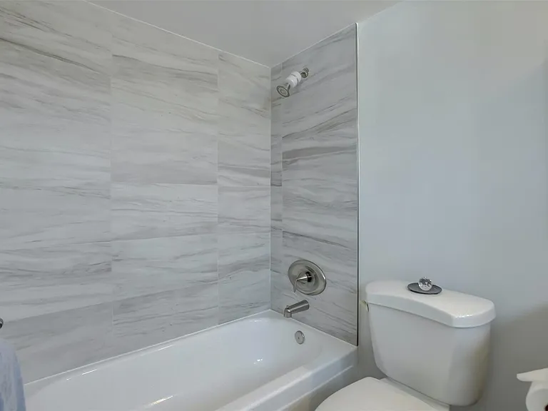 1450 N Riverside Dr #101 — Photo 12