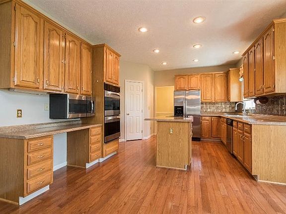 3rd image of 1442 Applebrook Ln
