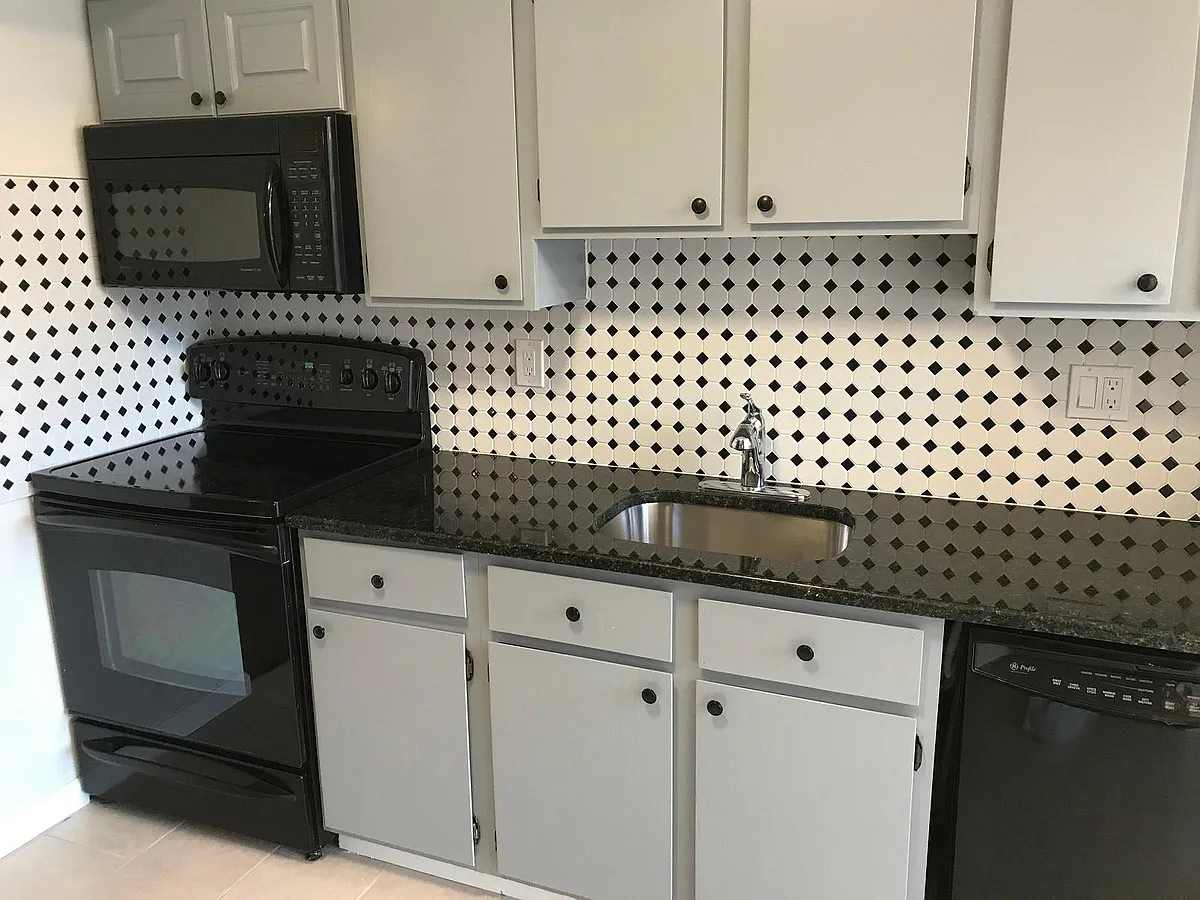 Building Photo - 11 Steinway Ct