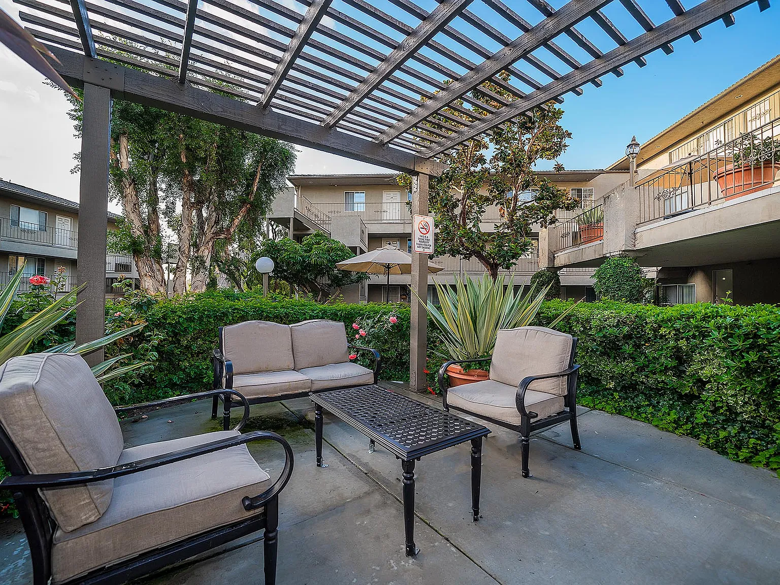 Chateau Spring Gardens Apartments — Photo 2