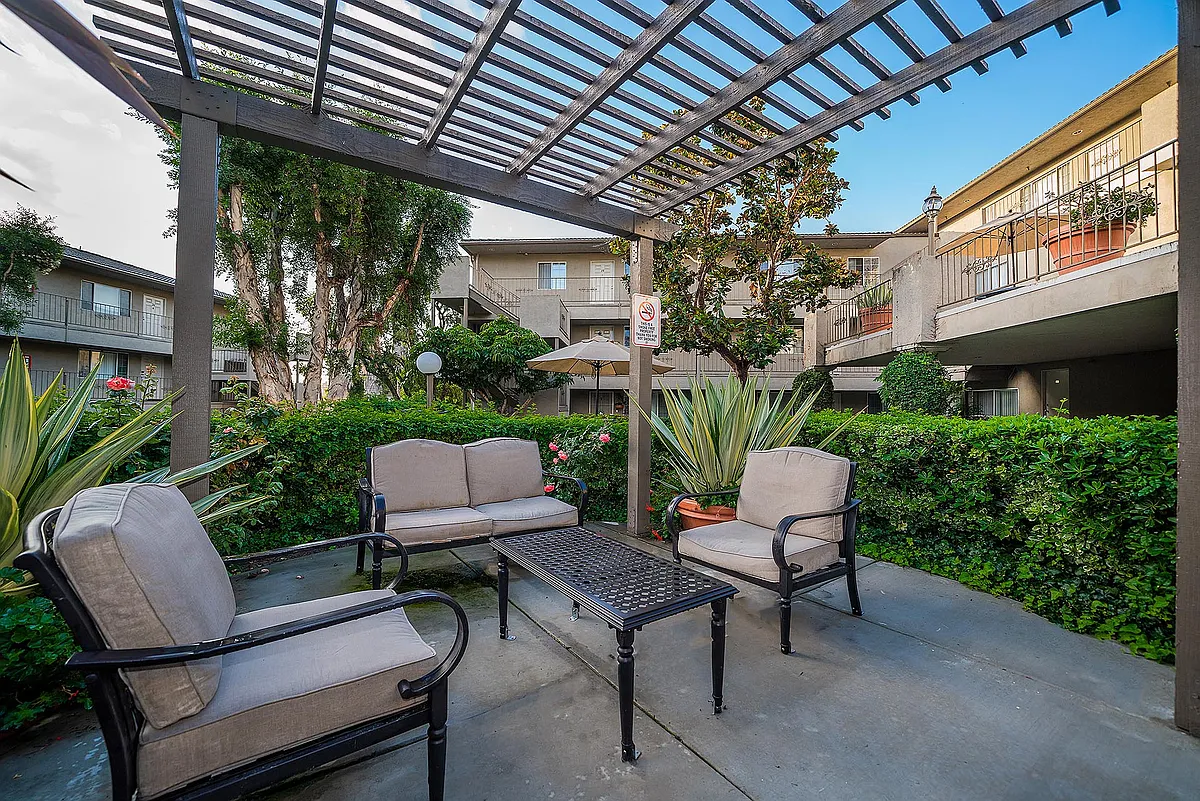 Building Photo - Chateau Spring Gardens Apartments