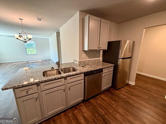 5th image of 127 W Lexington Ave