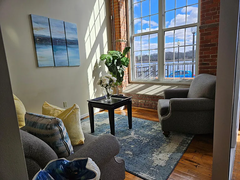 Victoria Riverside Townhouse Lofts — Photo 20