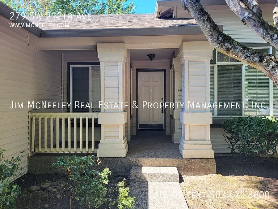 Beautiful 3 Bed/ 2 Bath One Level Home located on a quiet tree-lined street. — Photo 2