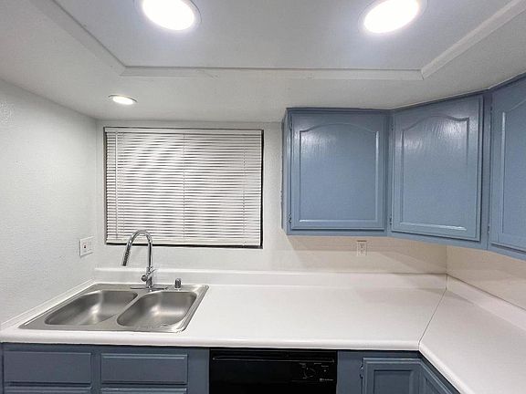 2nd image of 462 Hawthorne St APT 2