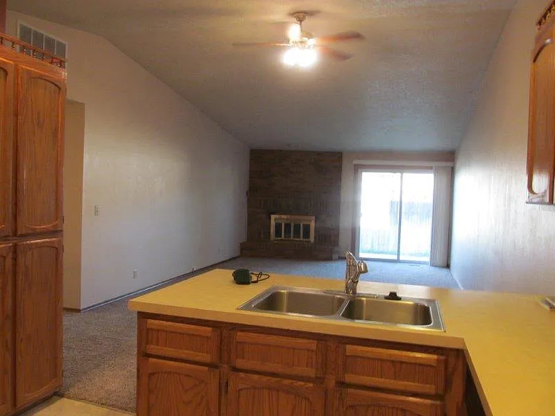 3 bed, 1300 sqft, $1,895 — Photo 3