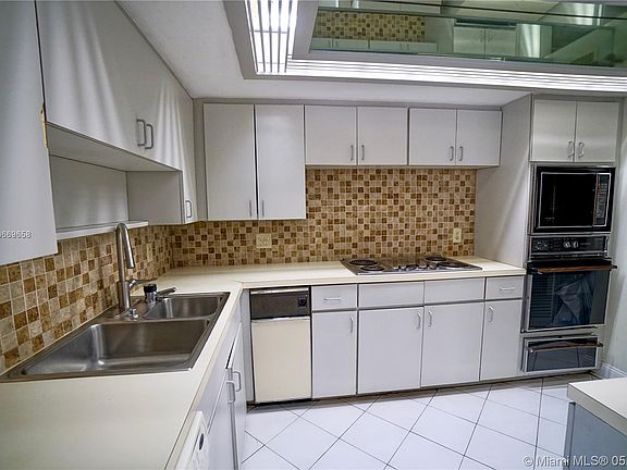 5th image of 2843 S Bayshore Dr APT 3A