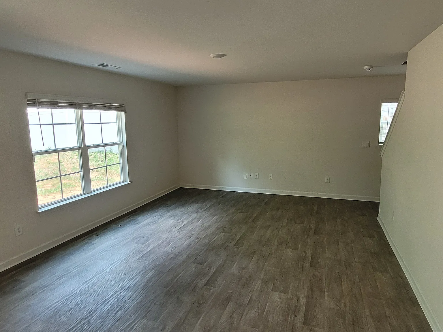 4 bed, 2.5 bath, 2220 sqft, $1,995 — Photo 4