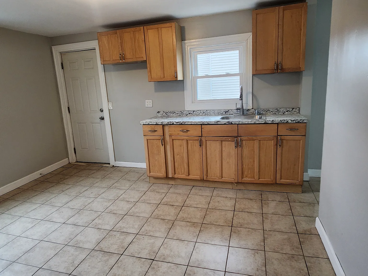 24 Lyon Ave — Photo 4