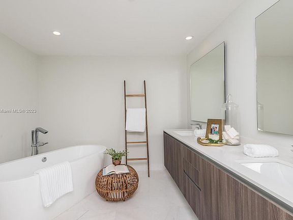4th image of 488 NE 18th St Unit 2515