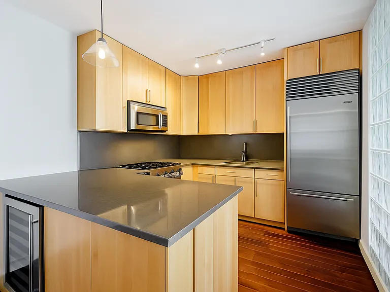255 W 23rd St #4HW — Photo 4