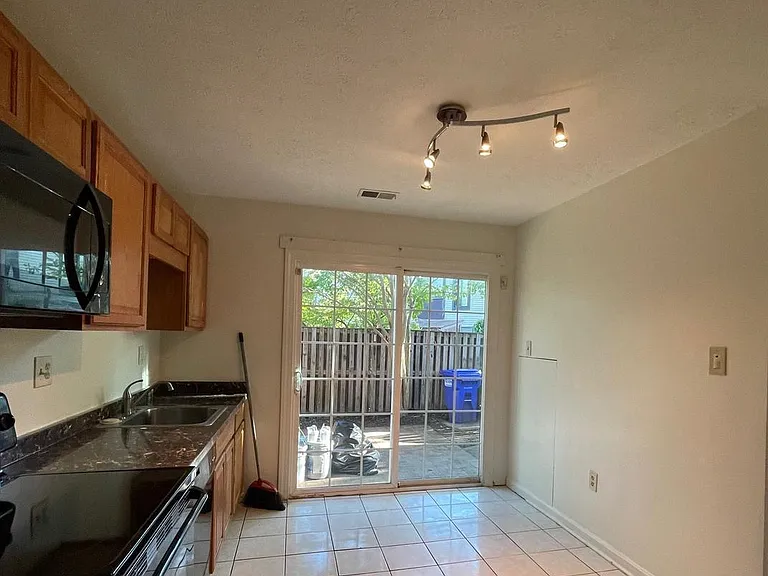 7233 Mill Creek Ct — Photo 9