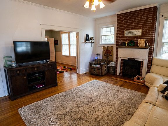 4th image of 208 W Railroad St
