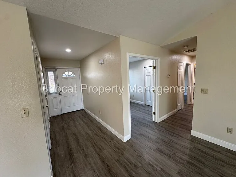 426 Springview Dr — Photo 2