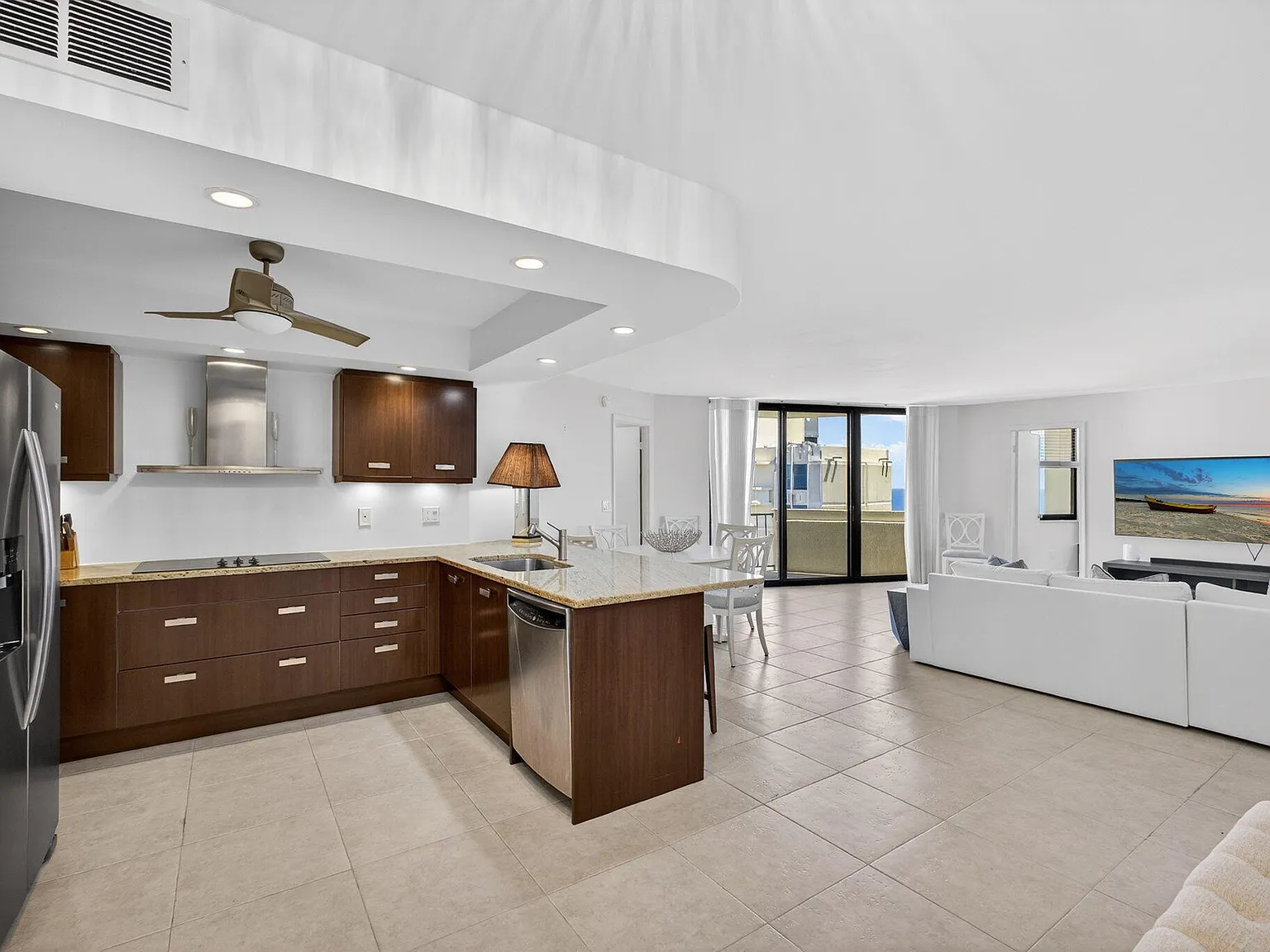 2 bed, 2.0 bath, 1219 sqft, $5,500 — Photo 2