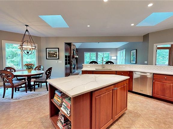 3rd image of 10663 Springhill Dr