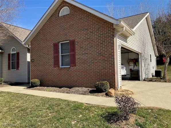 1477 Waters Edge Dr, Akron, OH 44313