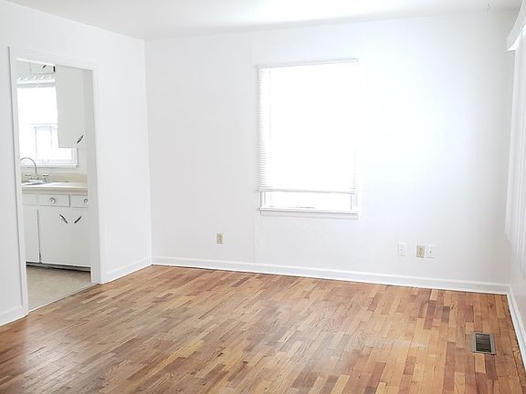5th image of 1025 Yale Ave