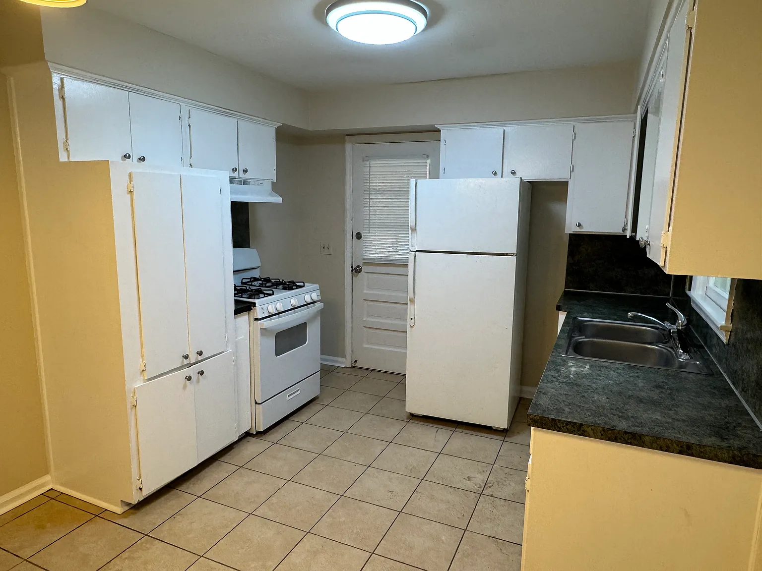 3 bed, 1.5 bath, 1118 sqft, $1,095 — Photo 3