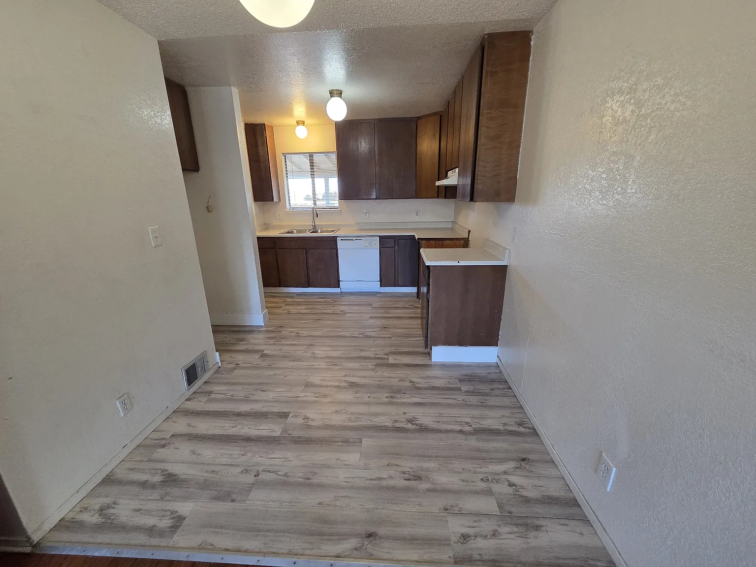 2 bed, 1.5 bath, 1080 sqft, $1,600 — Photo 2