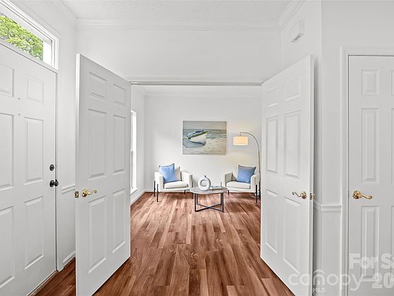 5th image of 3213 Crescent Knoll Dr