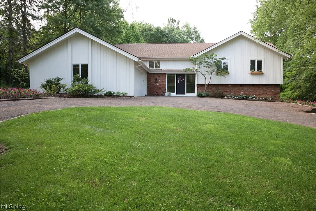 260 Applebrook Dr photo 1
