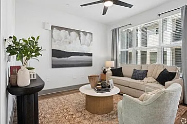 District South Apartments & Townhomes — Photo 4