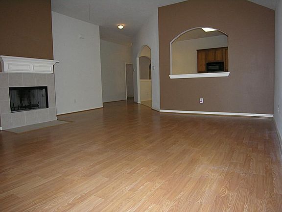 3rd image of 15815 Collinsville Dr