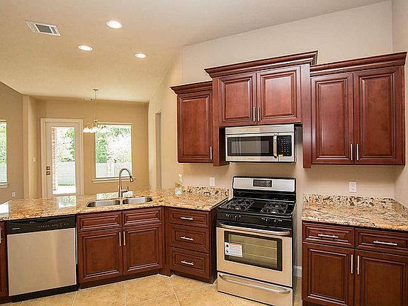 3rd image of 43 Ruskin Dr W