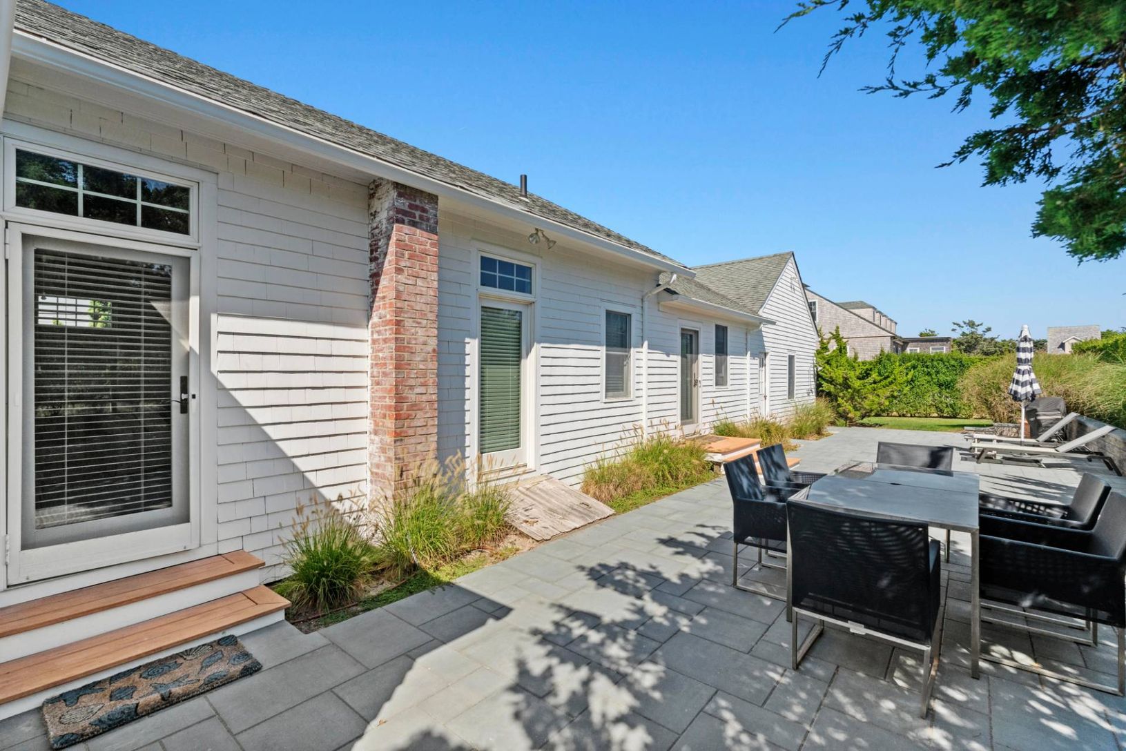 New outdoor Dining  Lounge Complete with Outdoor Shower

