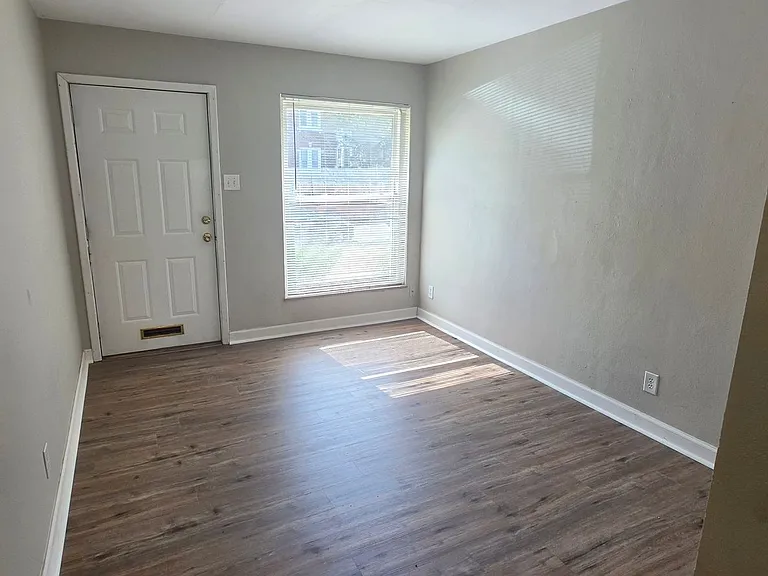 735 Syracuse Ave — Photo 3