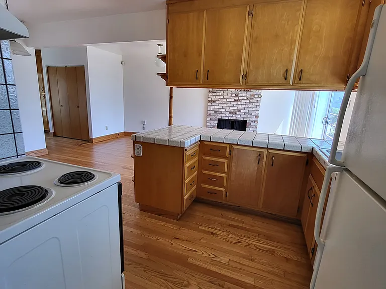 906 Balra Dr — Photo 8