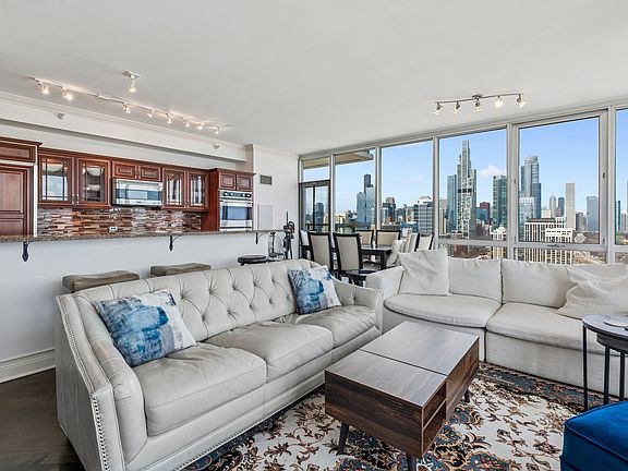 5th image of 1629 S Prairie Ave Unit 2701
