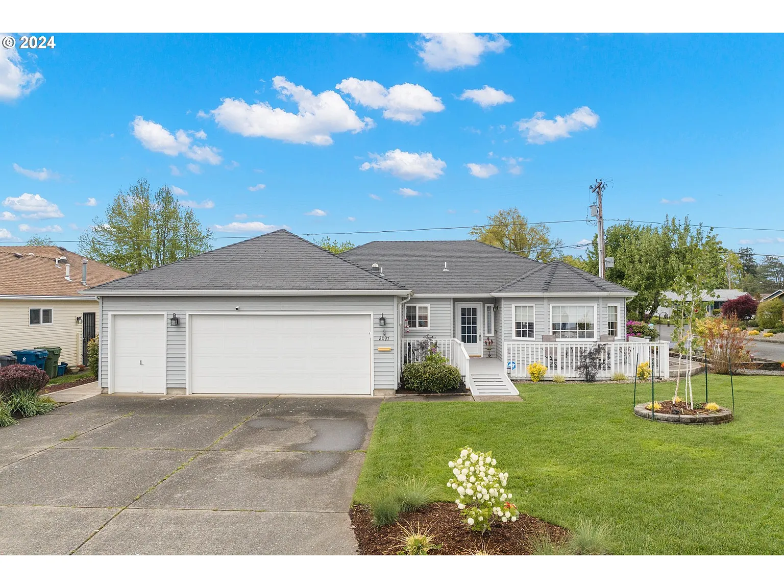 2097 Heather Way photo 1