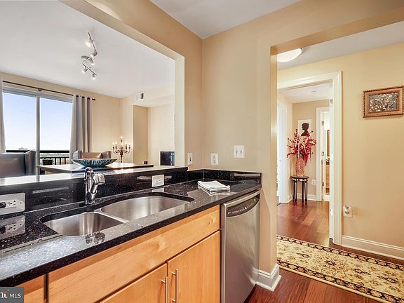 3rd image of 2050 Jamieson Ave APT 1403