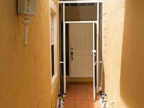 4th image of 8779 Forest Hills Blvd #40